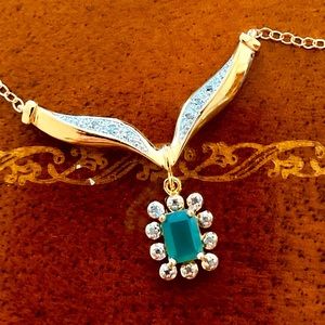 Necklace with diamonds and emerald